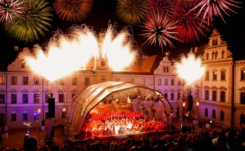 Die einmalige Kulisse, die Konzertatmosphäre unter freiem Himmel und ein Staraufgebot der Superlative haben die Thurn- und Taxis-Schlossfestspiele in kurzer Zeit zu einem der größten deutschen Open-Air-Festivals und zu einem High-Society-Ereignis ersten Ranges werden lassen. Foto: obx-news